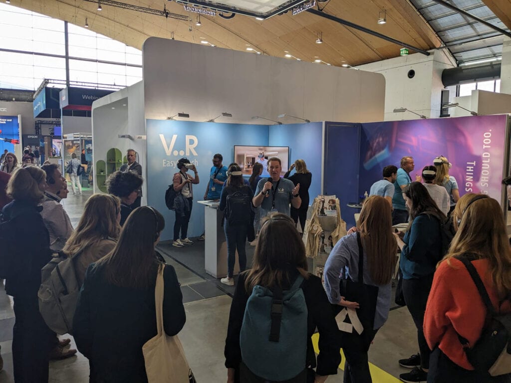 Besucher auf der Learntec am Stand von VR EasySpeech