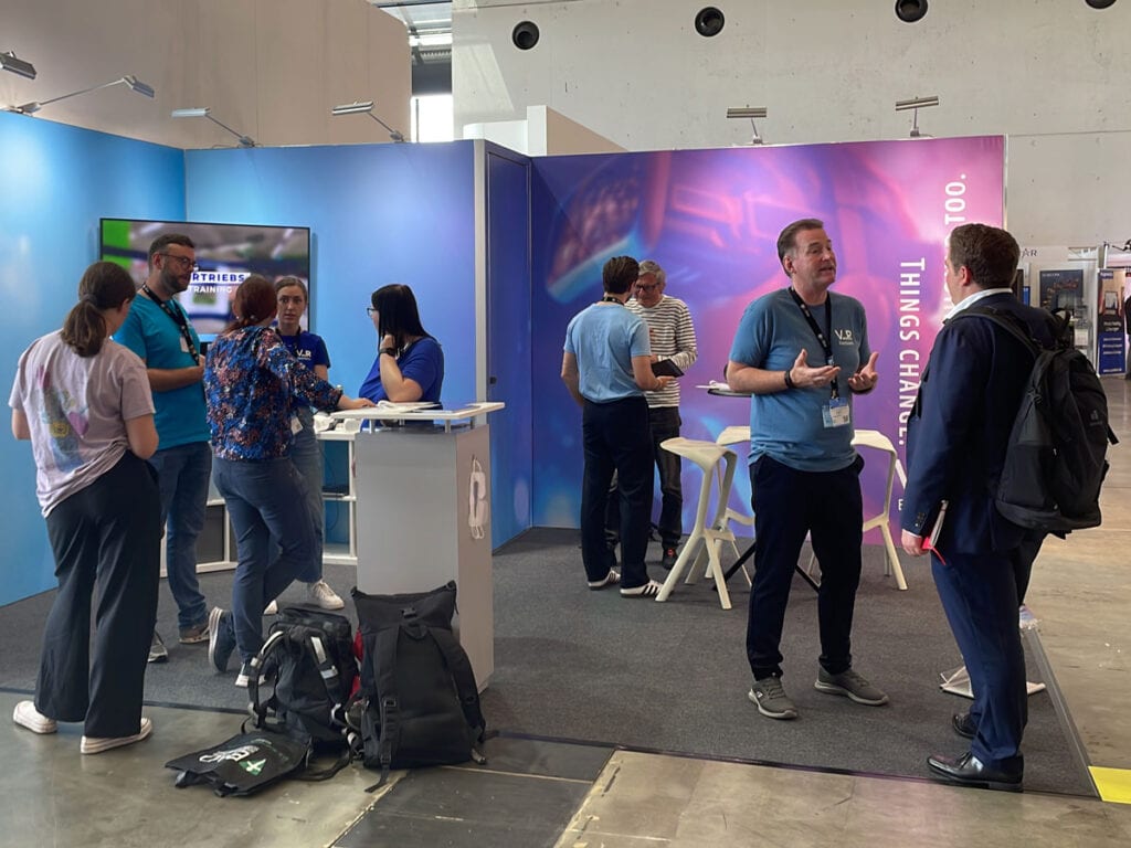 Besucher am Messestand von VR EasySpeech lassen sich beraten