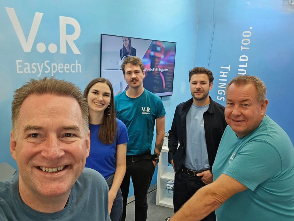 Das Team von VR EasySpeech am Messestand